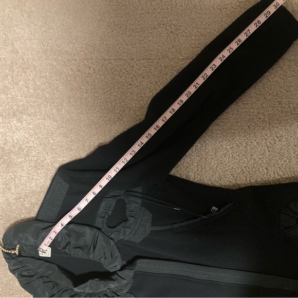 An interesting black warm jacket - Picture 16 of 16